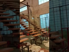 Escalera moderada curvada plana que cerca el acero con barandilla inoxidable de cristal GlassTread