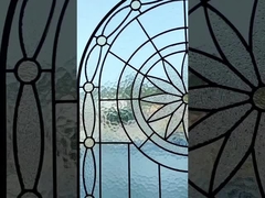 Vidrio circular de la iglesia Ventana tradicional de vidrio pintado